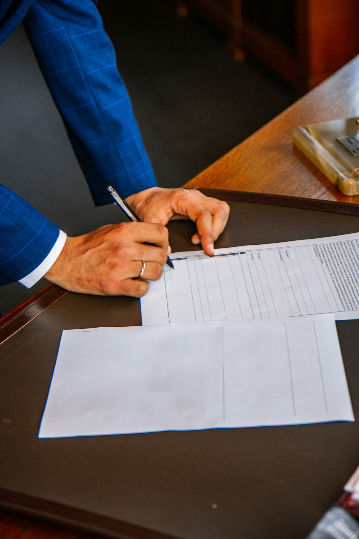Pessoa assinando o contrato de aluguel com caneta